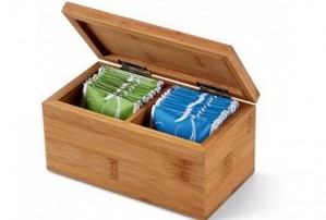 Box aus Bambus gefüllt mit Teebeutel